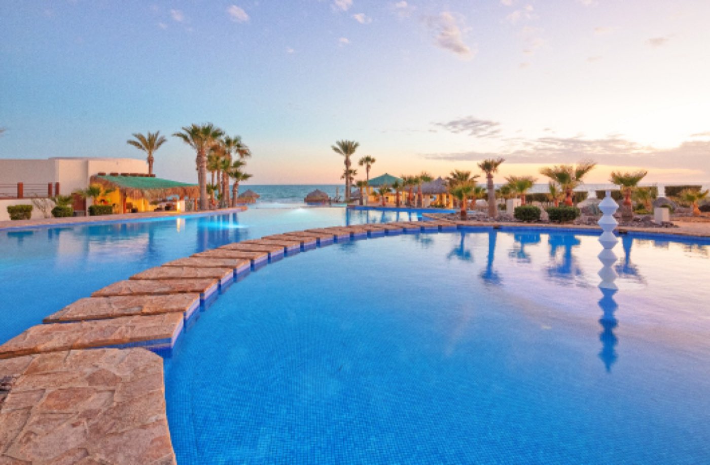 11,000+ sq ft infinity-edge grand luxury swimming pool